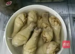 White chopped chicken legs (not chopped) Illustration of how to do it 7