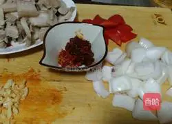 Illustration of how to cook twice-cooked pork with onions 2