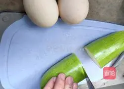 Illustration of how to make scrambled eggs with zucchini 1