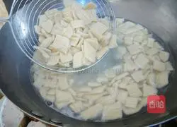 Illustration of how to mix tomato sauce with sesame seeds 8