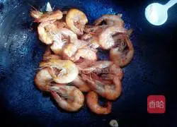 Illustration of how to fry prawns in oil 5