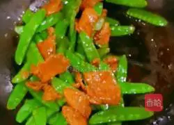 Illustration of how to make fried snow peas with meat 15