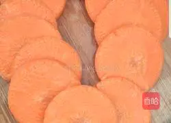 Illustration of how to make carrot meat rolls 1