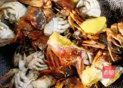 Illustration of how to make egg yolk rice baked crab 5