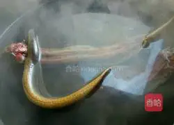 Illustration of how to make boiled eel slices 1