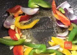 Illustration of how to stir-fry fresh squid with colored pepper 5