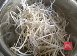 Illustration of how to make silver sprout chicken shreds 2