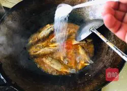Illustration of how to cook small crucian carp with bean paste 8