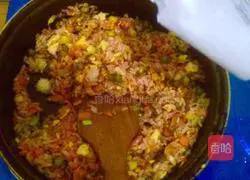 Illustration of how to make tomato sauce and egg fried rice 8