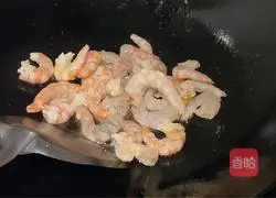 Illustration of how to stir-fry shrimps and celery 4