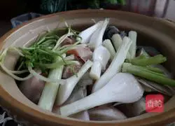 Illustration of how to make baked fish head without water and onion and ginger 6