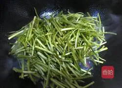 Illustration of how to stir-fry shredded bacon with artemisia 4