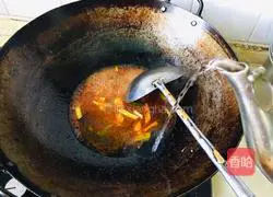 Illustration of how to cook small crucian carp with bean paste 6