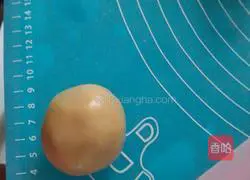 Cantonese lotus paste mooncake recipe illustration 3