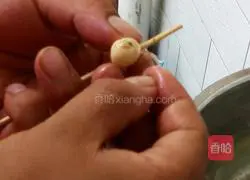 Illustration of how to make red dates, white fungus and lotus seed soup 2