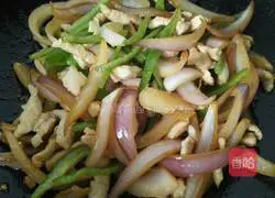 Illustration of how to stir-fry shredded pork with green peppers and onions 7