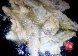 Illustration of how to make fried yellow croaker 6