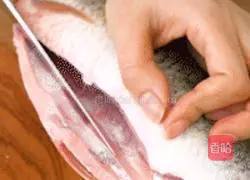 Illustration of how to make fried and stuffed dace fish every year 4