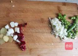 Illustration of how to make pickled fish in golden soup 2