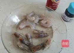 Illustration of how to stir-fry white jade mushrooms with shrimps and luffa 2