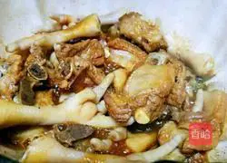 Illustration of how to cook pork ribs and chicken feet stewed 6