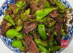 Illustration of how to make stir-fried green peppers with soy sauce beef 6