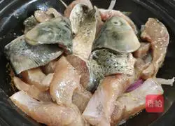 Illustration of how to make grass carp in casserole 6