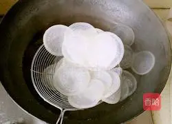 Illustration of how to stuff white radish with meat stuffing 5