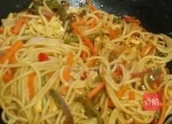 Illustration of how to make vegetarian fried pasta 7