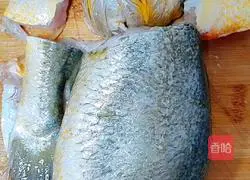 Illustration of how to make braised yellow croaker noodles 1 