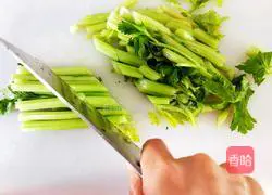 Illustration of how to make fried meat with celery 4