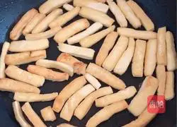 Illustration of how to stir-fry pork belly with dried celery 4