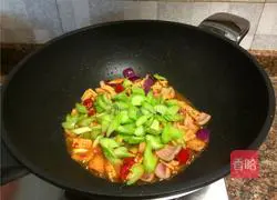 Illustration of how to stir-fry squid with celery, pickled peppers 8