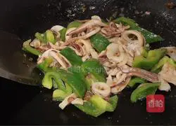 Illustration of how to make fried squid with green pepper 7