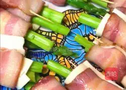 Illustration of how to make asparagus, cheese and bacon rolls 10