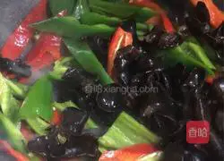 Illustration of how to make stir-fried pork with pepper and fungus 3