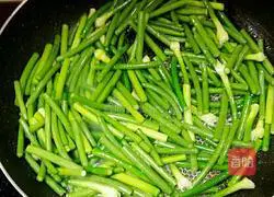 Illustration of how to make twice-cooked pork with garlic moss 8