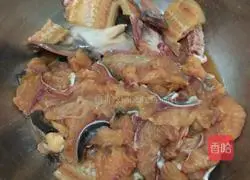 Illustration of how to cook fish in boiling water 2