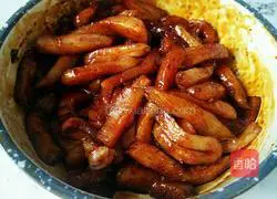  Illustration of how to make spicy cumin dried pork 3