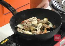 Illustration of how to cook crabs in typhoon shelter 9