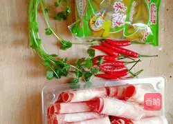  Illustration of how to make fat beef with enoki mushrooms in sour soup 1