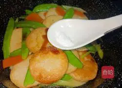 Illustration of how to make snow pea cuttlefish cakes 9