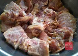 Illustration of how to make Sichuan style steamed pork ribs with rice flour 3