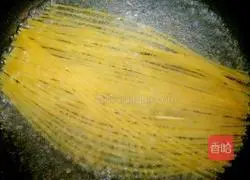 Illustration of how to make creamy bacon pasta 3