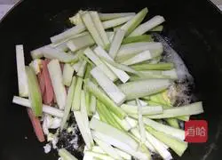 Illustration of how to make stir-fried spaghetti with luffa, ham and eggs 7