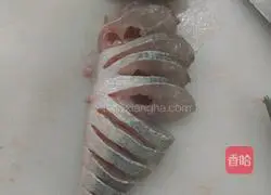 Illustration of how to make peacock fish open its tail 1