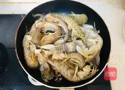 Illustration of how to make garlic shrimps 5