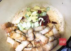 Illustration of how to make braised meat with dried beans 8