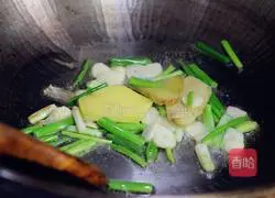 Illustration of how to stir-fry razor clams 5