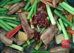 Illustration of how to make twice-cooked pork with garlic moss 8